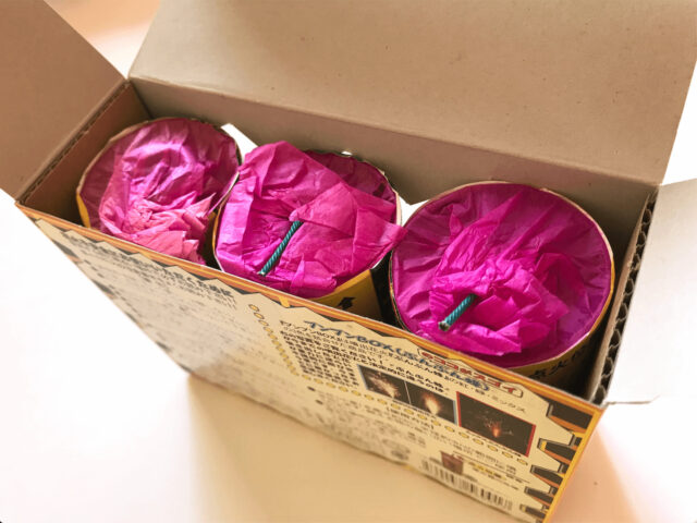 噴出花火3つセット「ブンブンBOX」のパッケージと箱の中